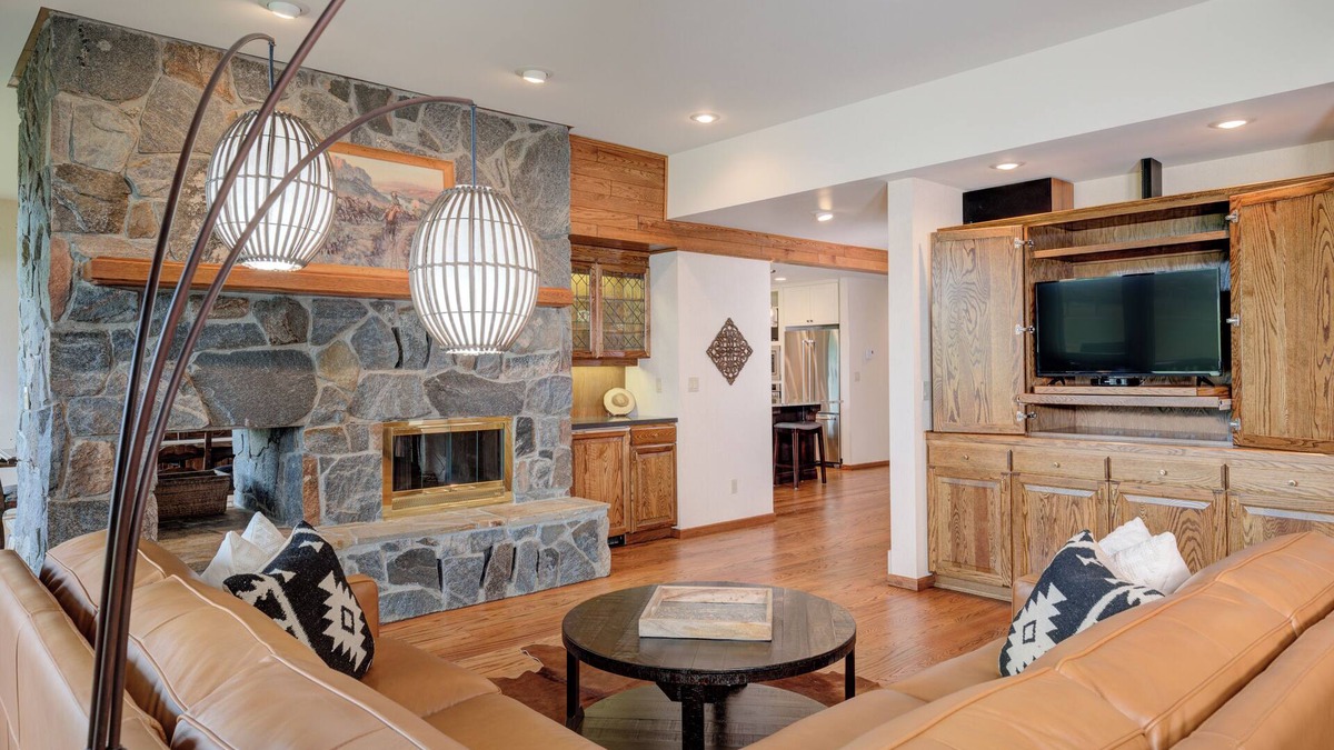 Big Sky Meadow Village Condo | Large Condo w/Miles of Views at Big Sky Golf Course, Community Hot Tub/Pool - Park Condo Retreat