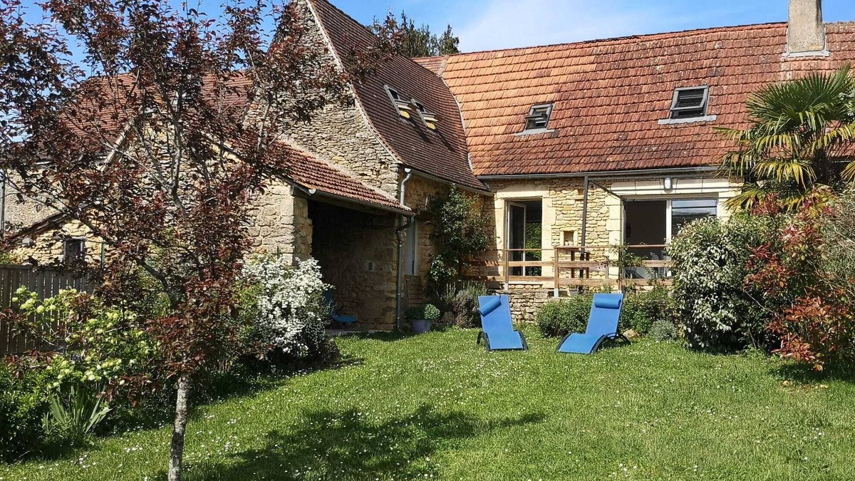 Savignac-de-Miremont House | Large, cosy nest overlooking a green valley 4 bedrooms 3 shower rooms