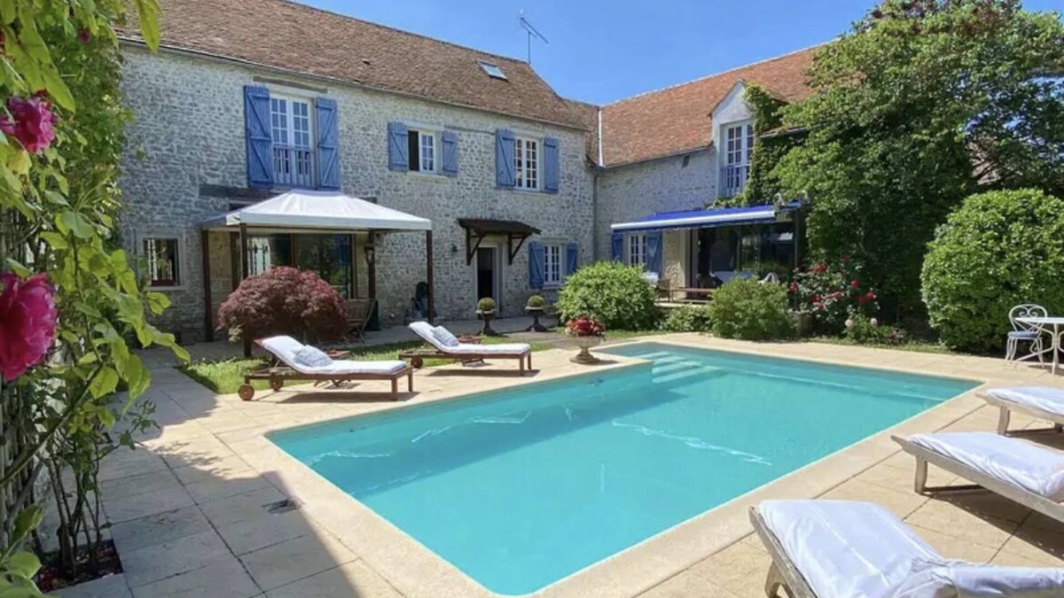Echilleuses House | Large, cosy house -charm, comfort and swimming pool- 95 kms from Paris