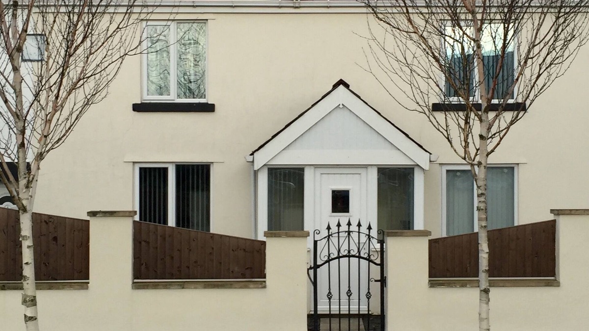 Bamber Bridge Cottage | Large cottage modernised with Log burner, sleeps 3, close to motorway networks