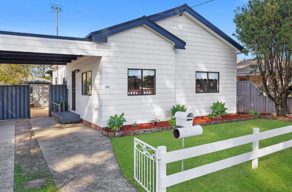 Ettalong Beach House | Large Cottage Near Ettalong Centre