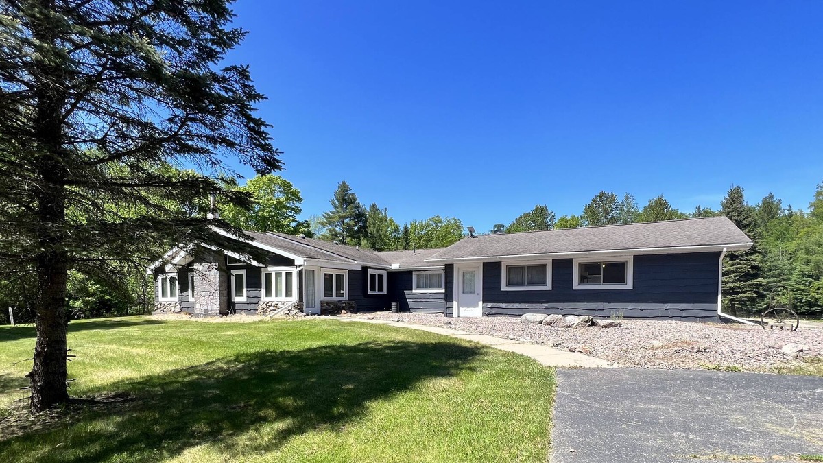 Amberg House | Large cottage right on ATV & snow trails. Close to Dave’s Falls! Pet friendly!