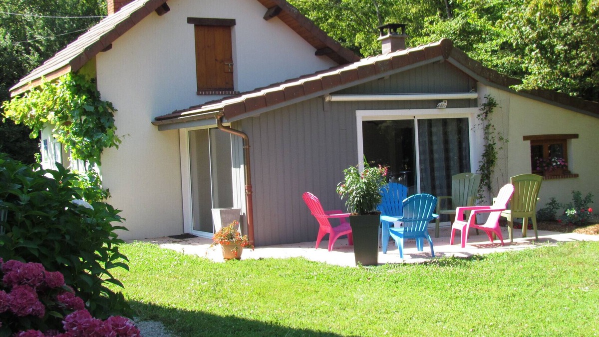 Commenailles House | Large cottage sleeps 12 - nature - jura - countryside - near vineyard