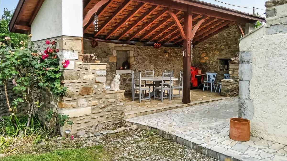 Auterrive House | Large cottage with beautiful garden.