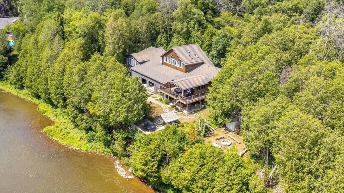 Elora Cottage | Large cottage with Water front, Heated Pool, sauna, 4 family rooms