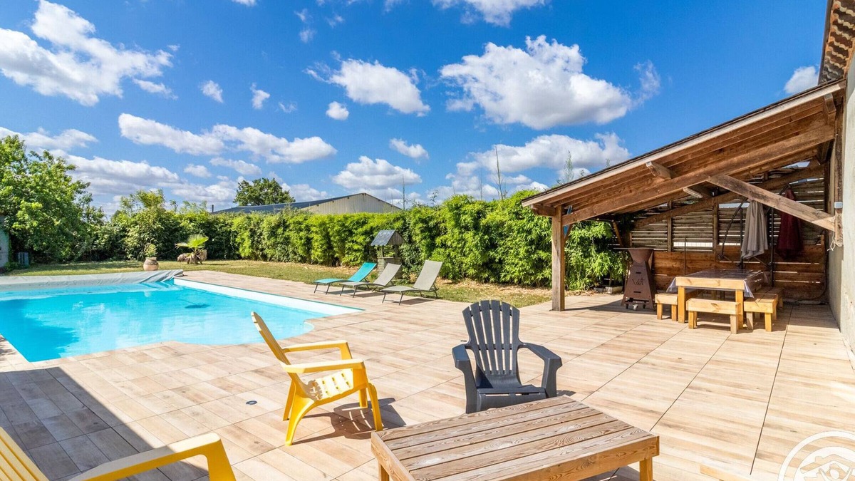 Marans Cottage | Large country house with pool and air conditioning