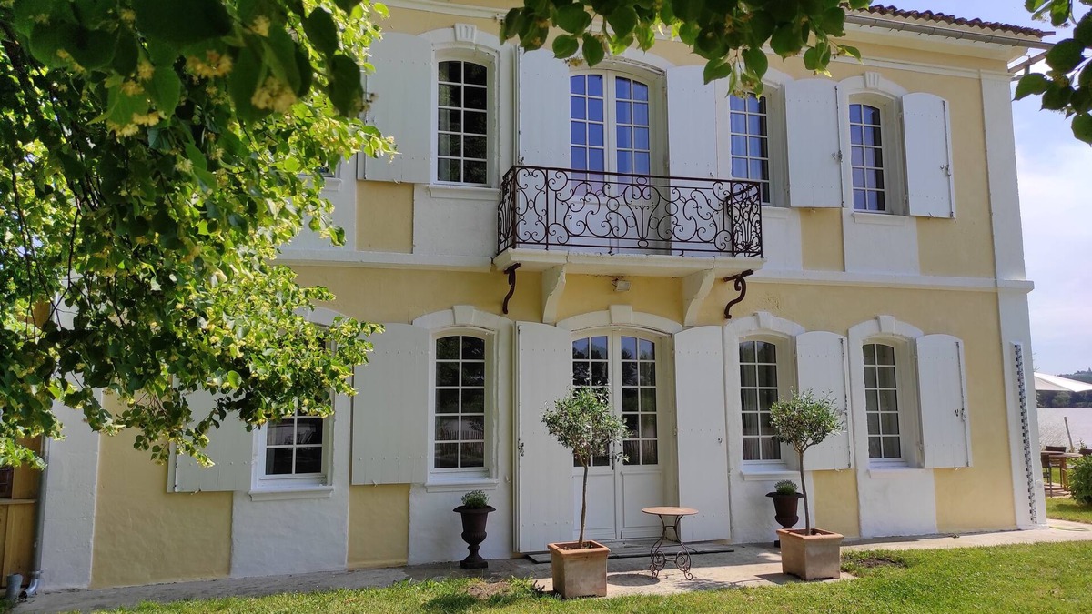 Tabanac House | Large country cottage with swimming pool MAISON PORT VALADE