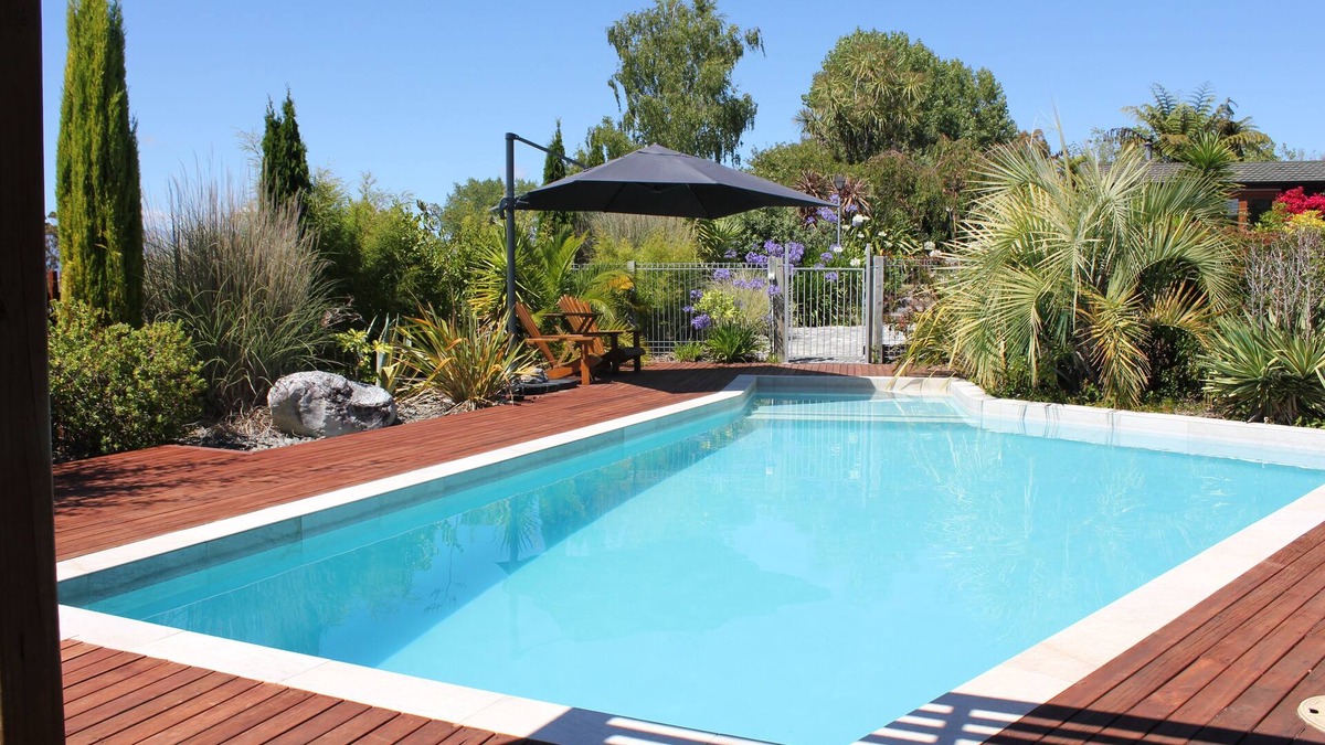 Redwood Valley House | Large Country Home with Views - Spa Pool, Swimming Pool, Firepit, Games Room