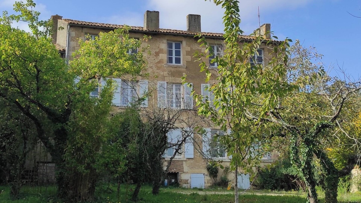 Champdeniers House | Large country house at the gateway to the Green Venice.