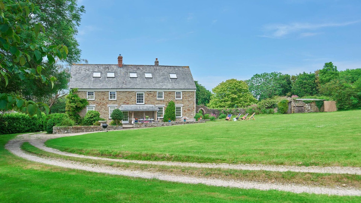 Grampound House | Large country house, near Heligan Gardens, an ideal base for exploring Cornwall.