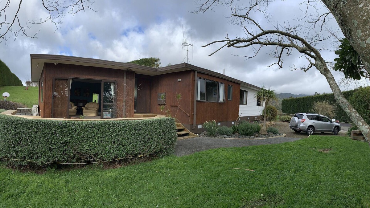Katikati House | Large country house on orchard close to hot pools; bush walks and Waihi beach.