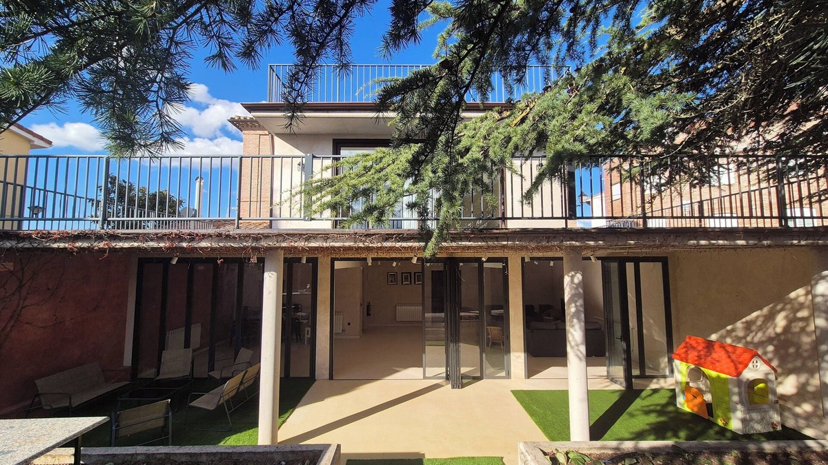 Alesanco House | Large Countryside Home in Rioja by vineyards – 9 rooms Sleeps 30 with Bar & BBQ