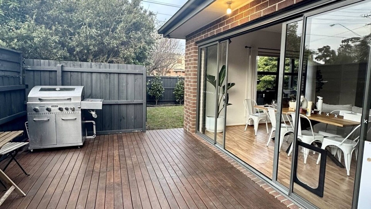 Glenroy House | Large cozy house 15 mins drive to the city, 2 mins to train & 10 mins to airport