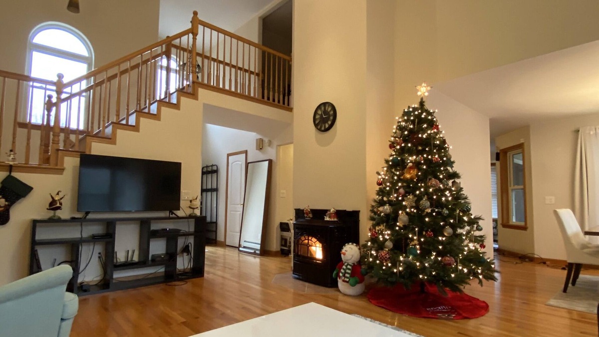 Bushkill House | Large Cozy Modern Pocono House With Huge Game Room