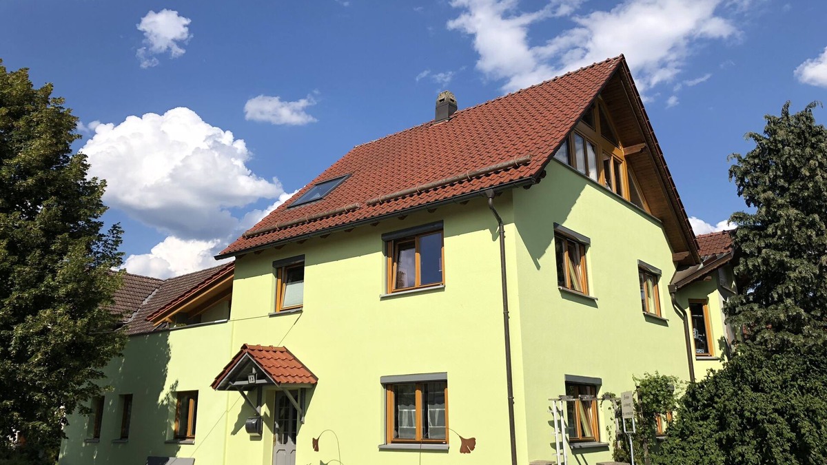 Heckengereuth Condo | Large, cozy vacation apartment by the mountain lake with private sunbathing lawn