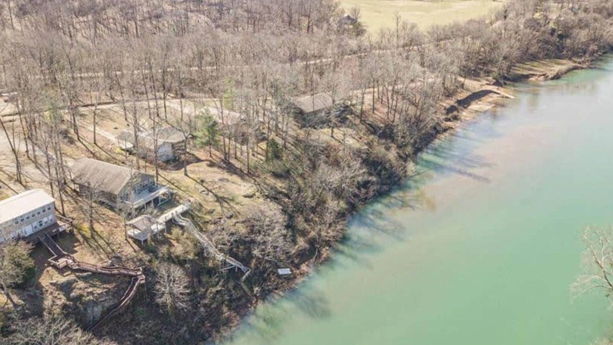 Doniphan House | Large Current River Getaway in Doniphan, MO! Hot Tub!