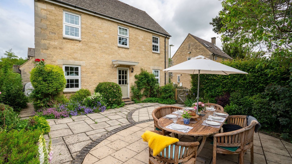 Shipton under Wychwood Cottage | Large dog friendly holiday home - Myrtle House