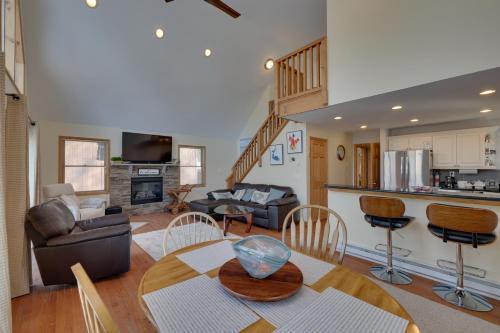 Lake Ariel House | Large Deck and Resort Amenities Lake Ariel Retreat