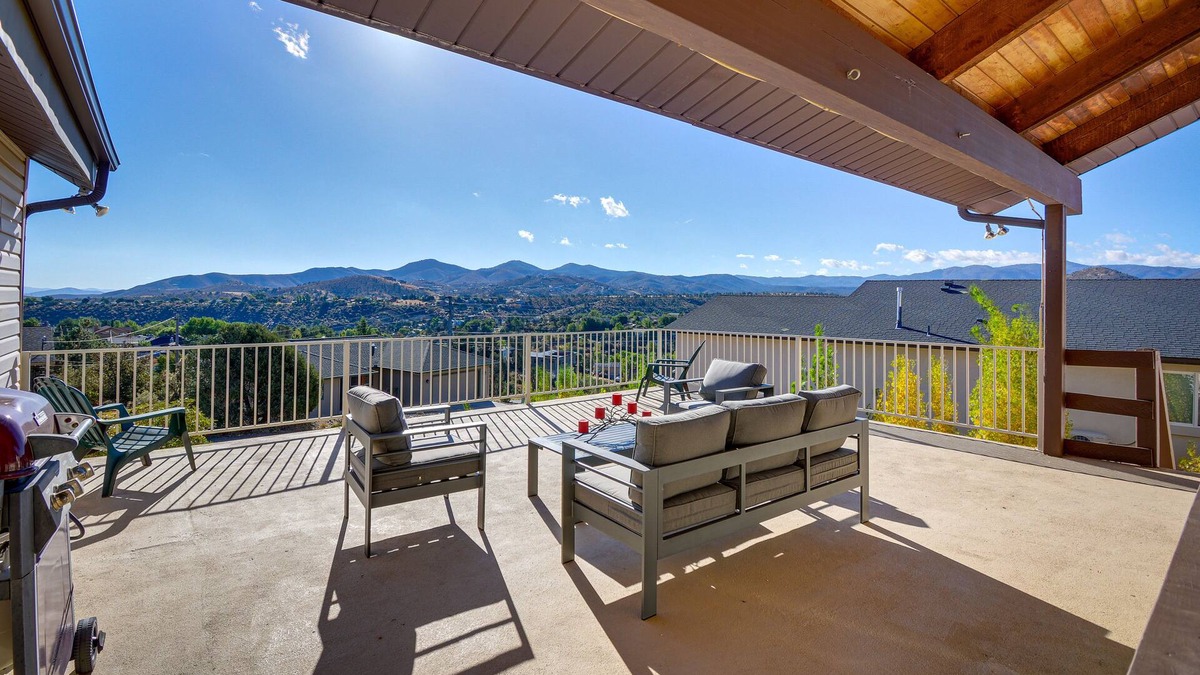 Diamond Valley House | Large Deck + Mountain Views: Prescott Getaway!