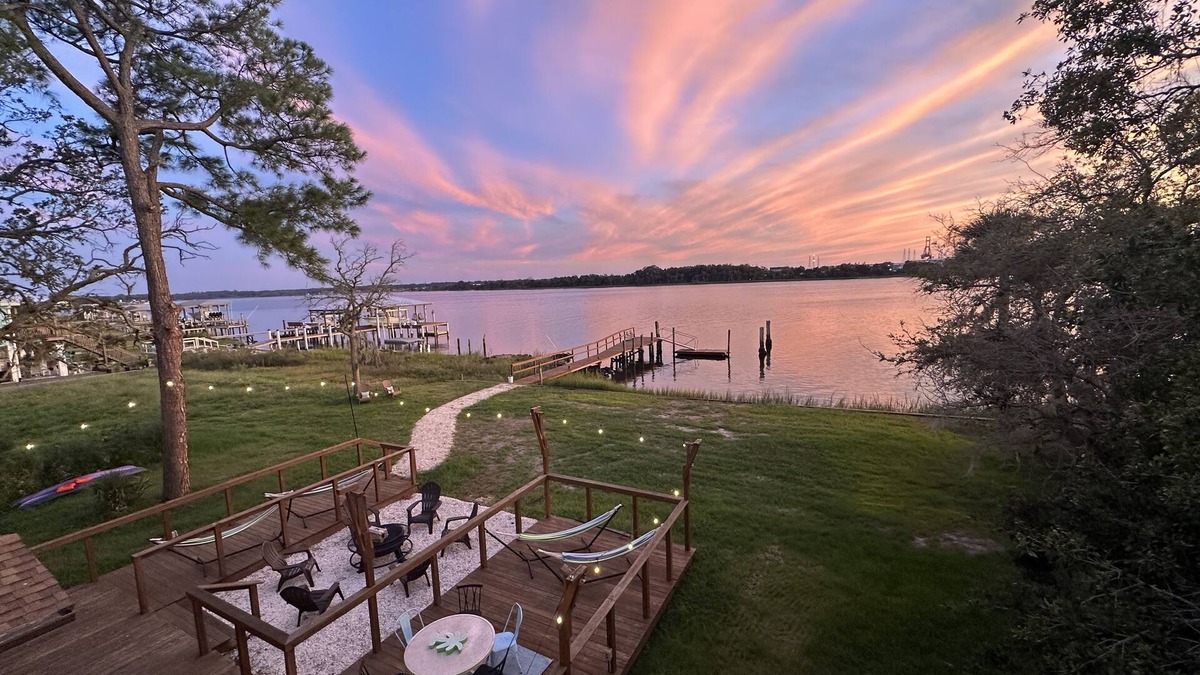 Northside House | 🐬LARGE DESIGNER COASTAL HOME DOCK,DOLPHINS,fishing 🐚 LONG Corporate Rentals,PETS