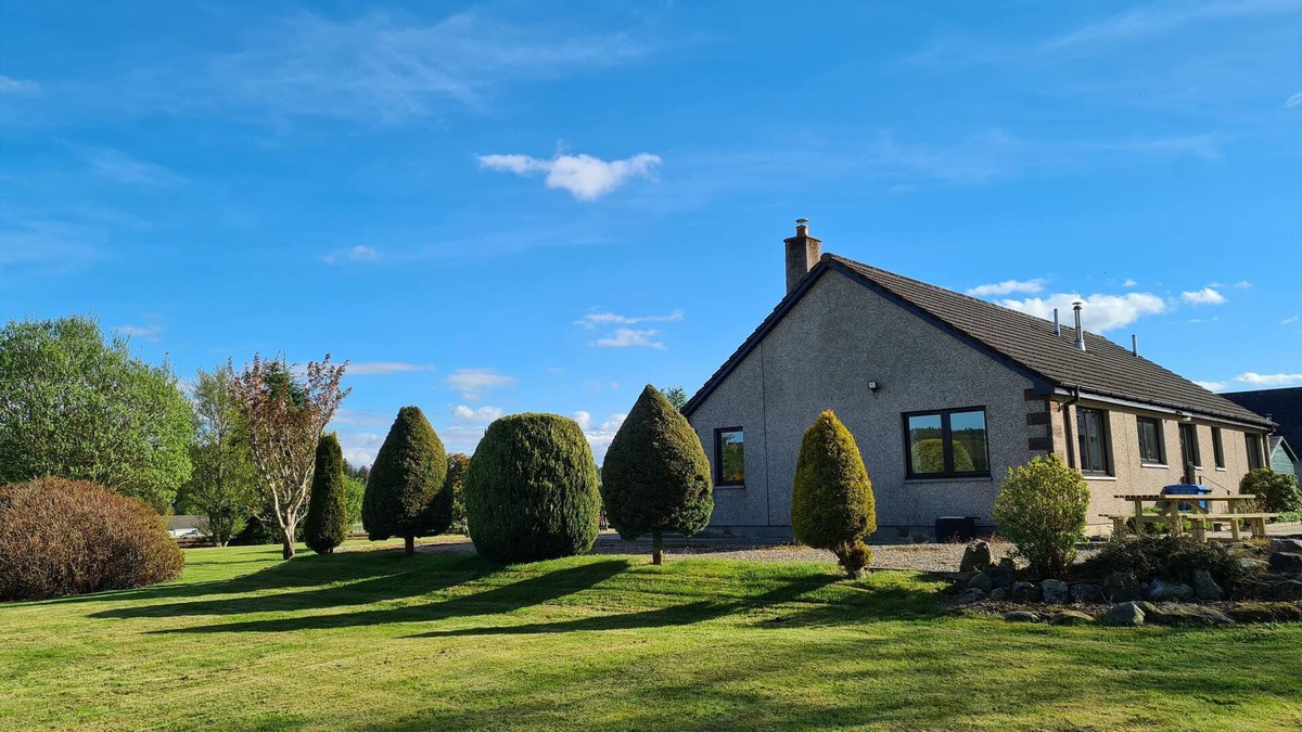 Knockbain House | Large detached holiday home in large open garden