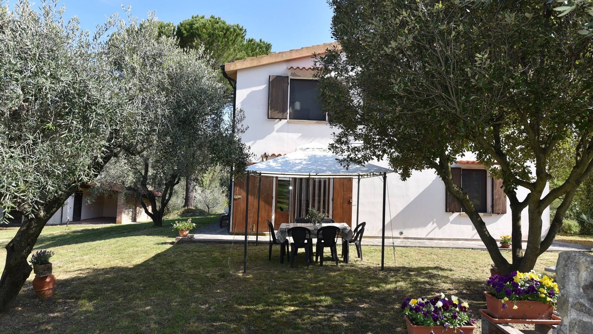 Montescudaio House | large detached house with garden in the vicinity of the village, pets welcome