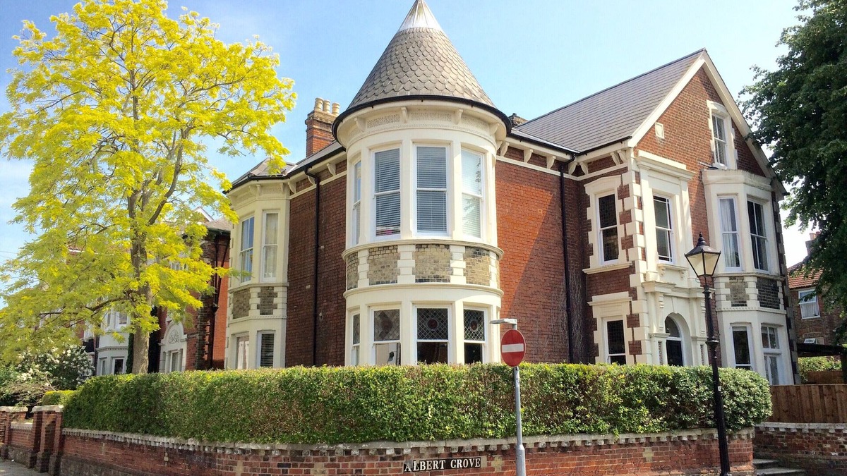 Portsmouth House | Large Detatched Victorian Villa in Southsea - 6 Bed 12 guests - for families