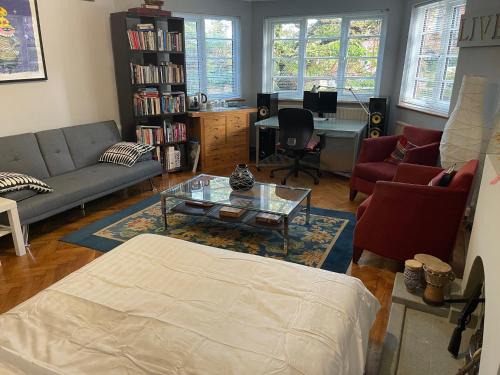 Mapesbury House | Large Double Bedroom 10 minutes to Central London