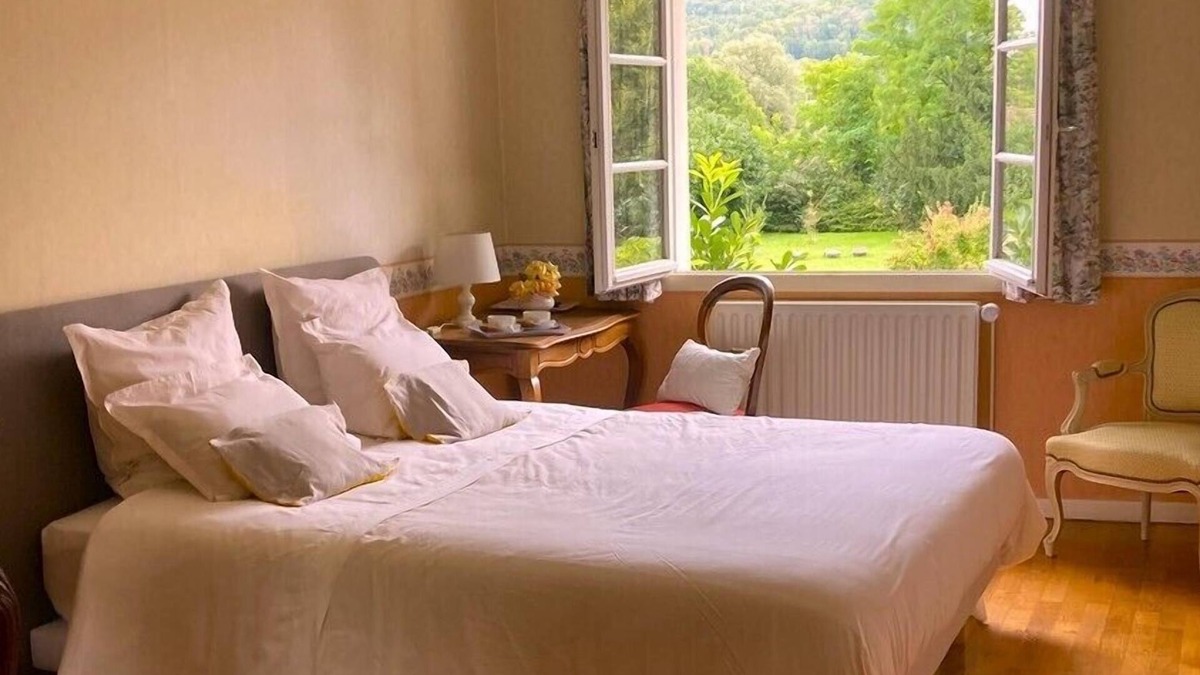 Remoncourt House | Large Double Room Queen size with Garden View