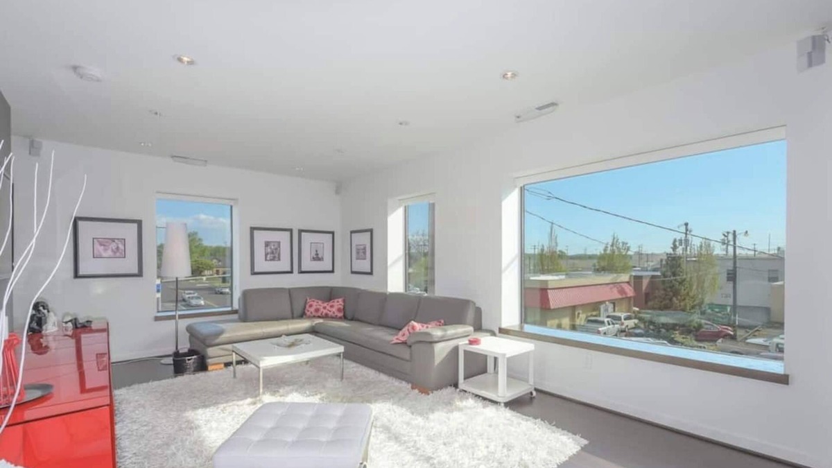 Camas Apartment | Large eclectic 1 BR above restaurant 15 min to PDX
