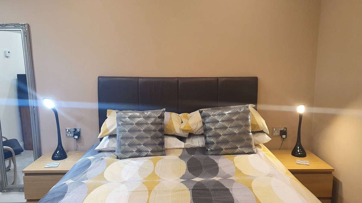 Frampton on Severn House | Large ensuite room, quiet location