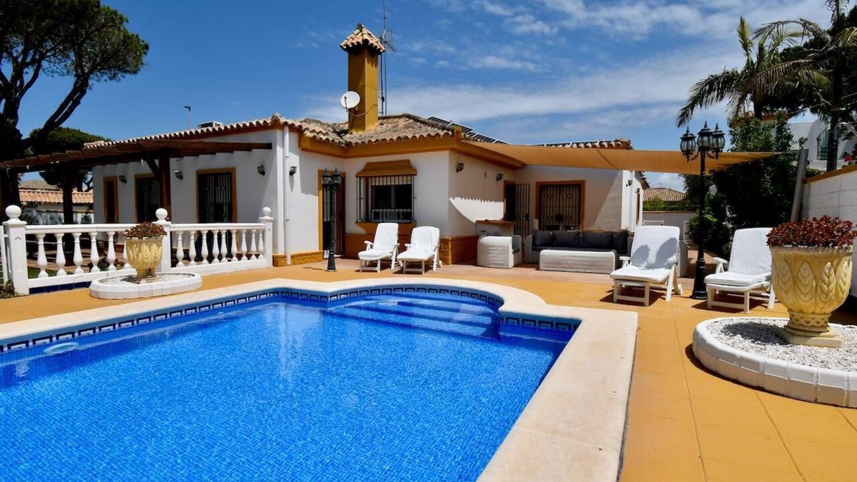 Poblado Sancti Petri Villa | Large and classic villa in Chiclana de la Frontera, Andalusia, Spain with private pool for 8 persons