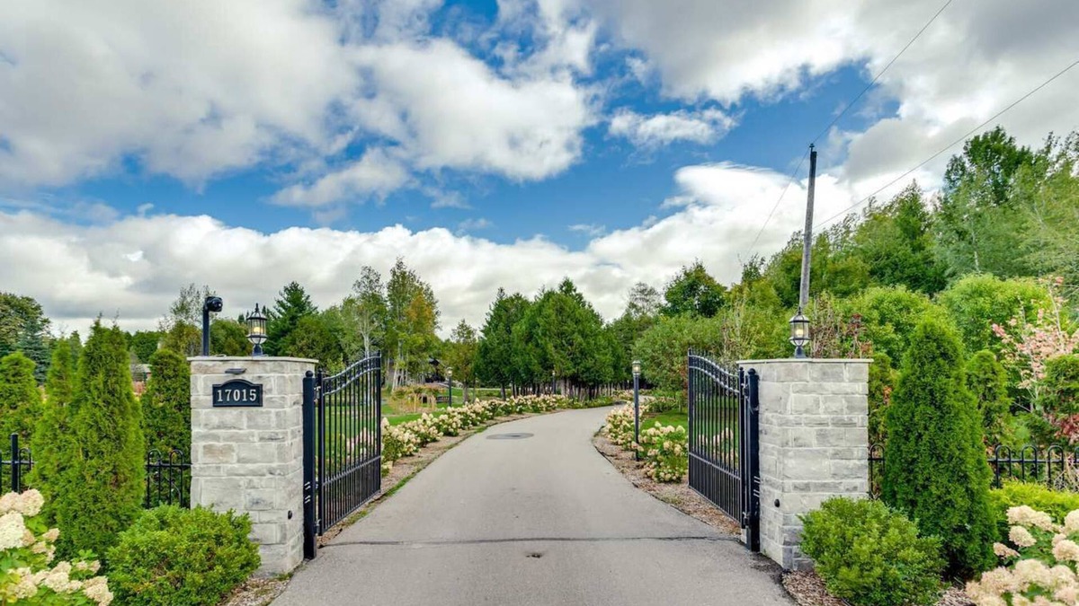 King House | Large Estate with Luxury Collection of Amenities
