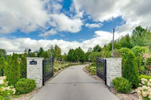 King House | Large Estate with Luxury Collection of Amenities