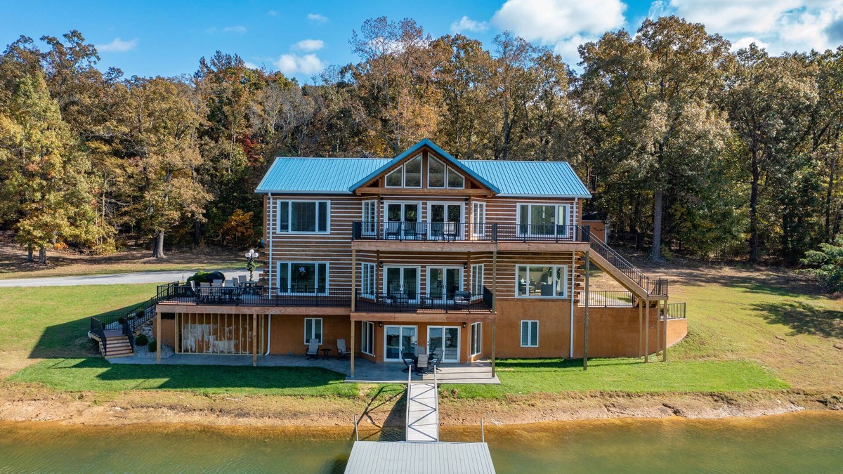 Hardin House | LARGE EVENTS WELCOME W/FULL CAMPER HOOKUP SITES AVAILABLE! 1.4 MILES TO KY LAKE