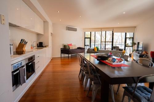 Yarralumla Apartment | Large Executive 3 bedroom