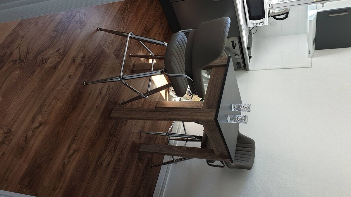 Clichy Apartment | Large F1 refurbished Porte de Paris 17eme