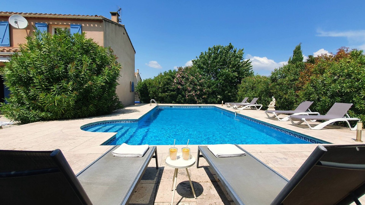 Roquecourbe-Minervois Villa | Large family home with private pool and hot tub