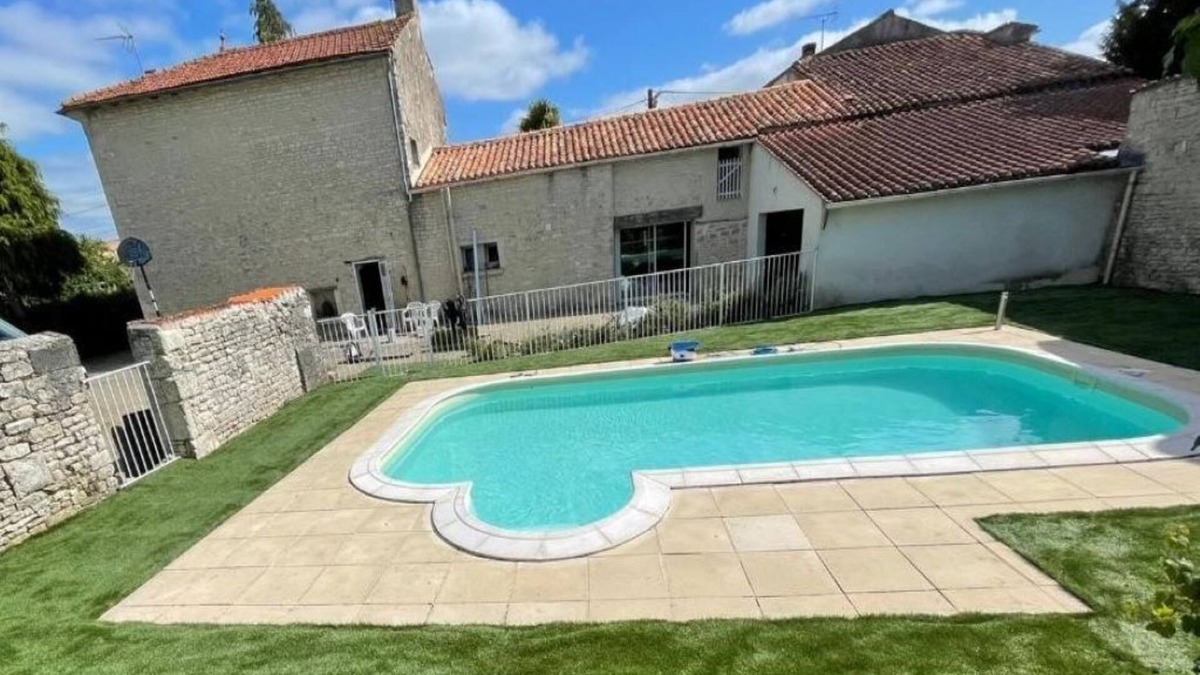 Villeneuve-la-Comtesse House | Large family home - private heated pool - 3 bathrooms - 3 WCs