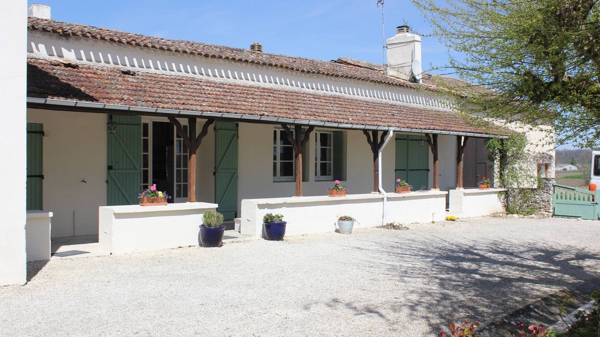 Saint-Jean-de-Duras Other | Large family and pet friendly farmhouse with substantial grounds & swimming pool