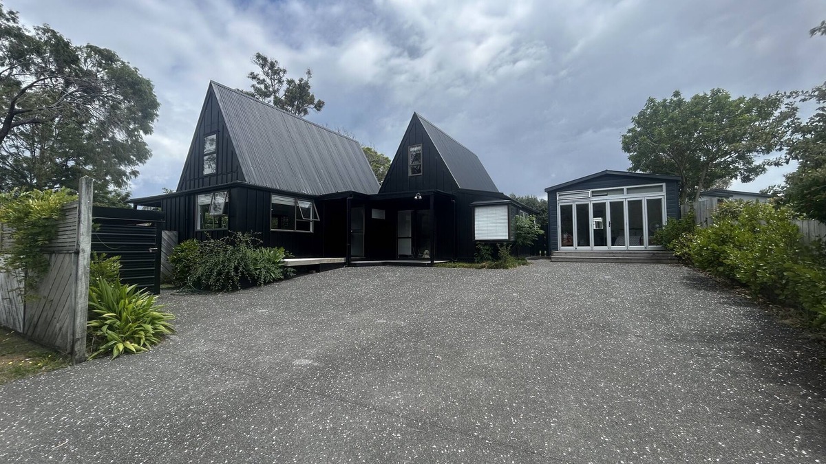 Pauanui House | Large Family Bach with Games room and Wifi. Pet friendly!