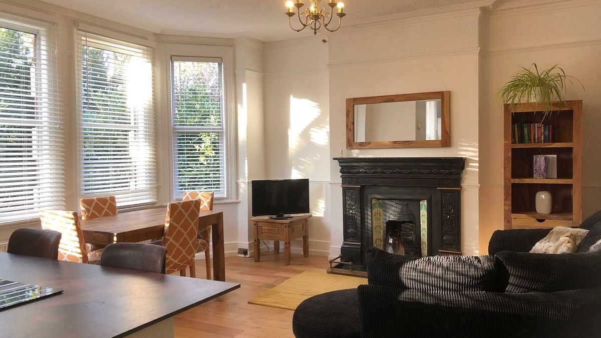 Catford Apartment | Large family bedroom apt in quiet area with good access to Central London