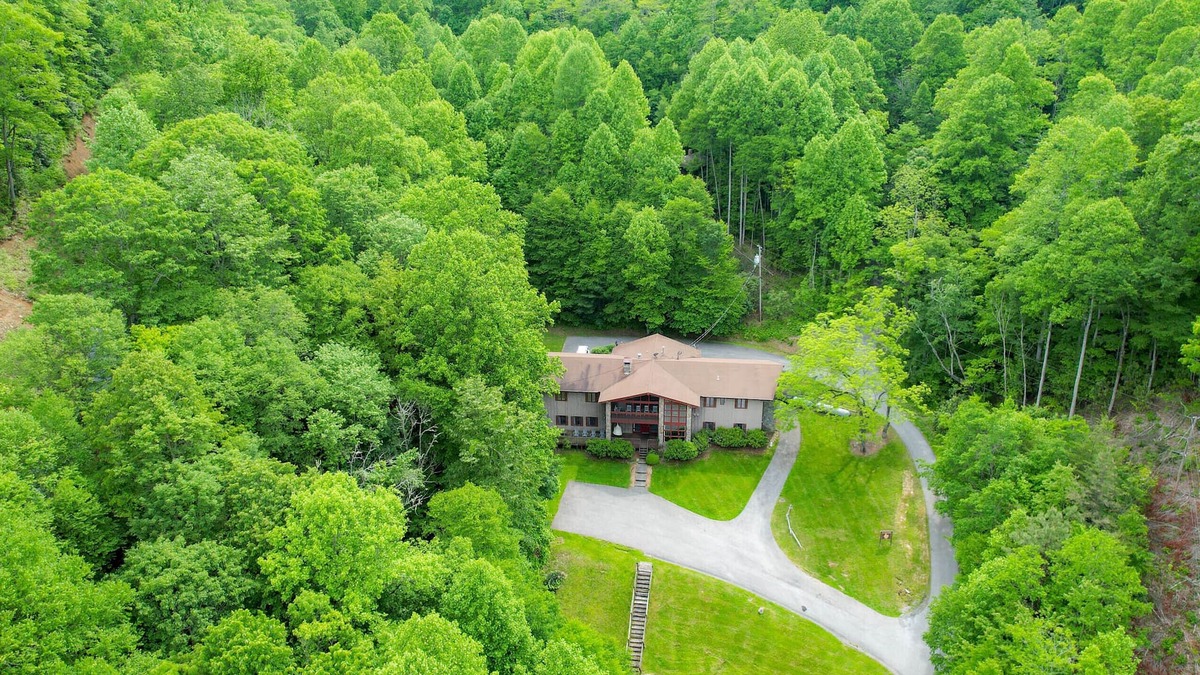 Whittier Cabin | Large Family Cabin with Game Room | Cherokee - Bryson City NC