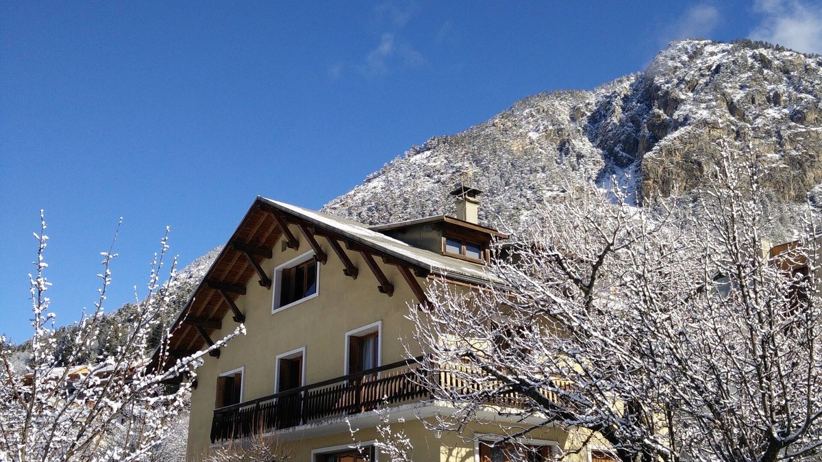 Briancon Ski Chalet | Large family chalet (230 m²) quiet, garden, south, 7 bedrooms, sauna, games room