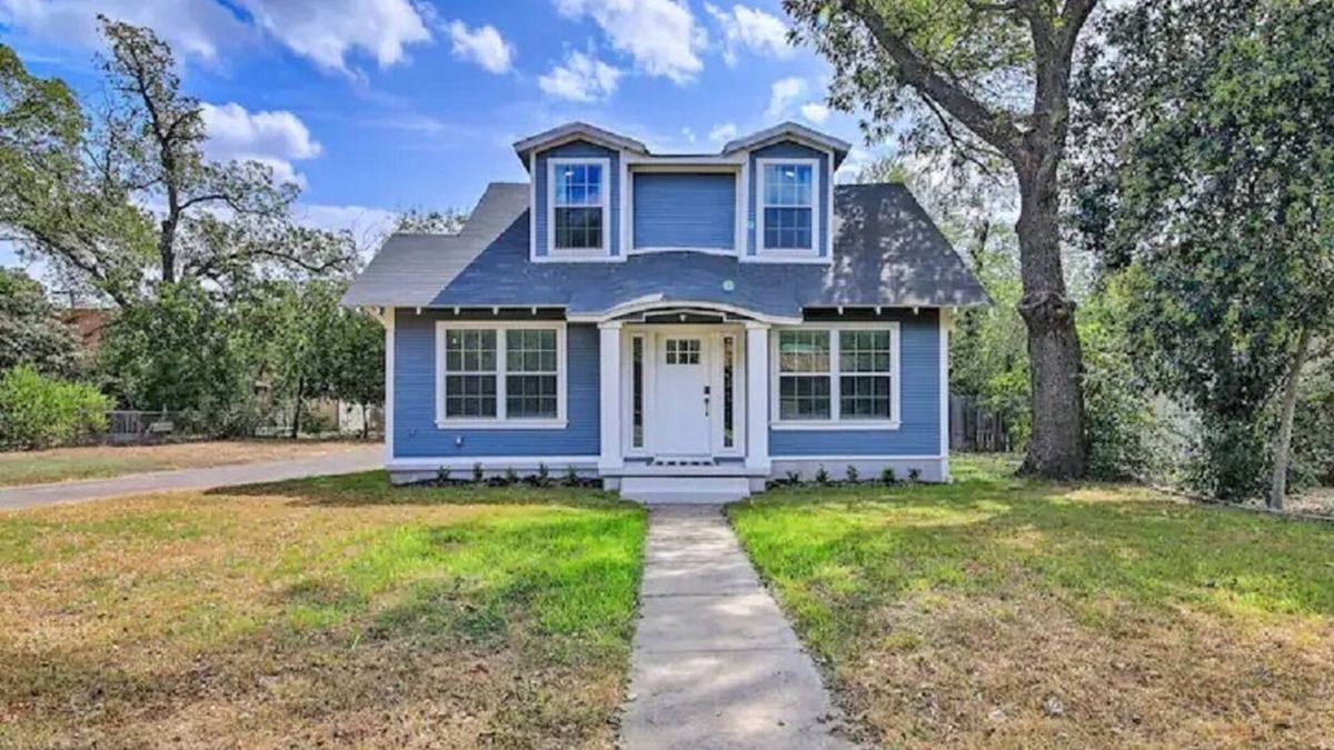 Uvalde House | Large Family Cottage near Main St Shops! Sleeps 9.