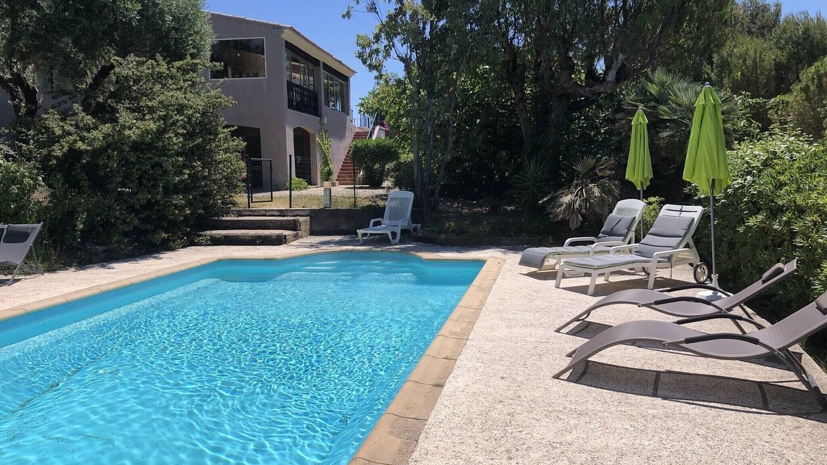 Sanary-sur-Mer Villa | Large family home, magnificent sea view, swimming pool, dogs and cats accepted