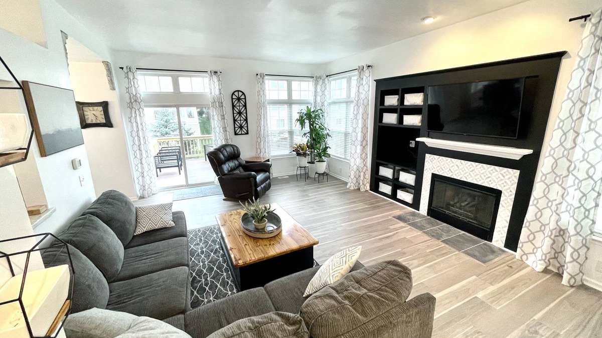 Howell House | Large family home 1 mile off the expressway.