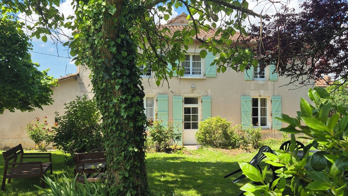 Vouthon Cottage | Large family home at the gateway to Périgord. Pets allowed
