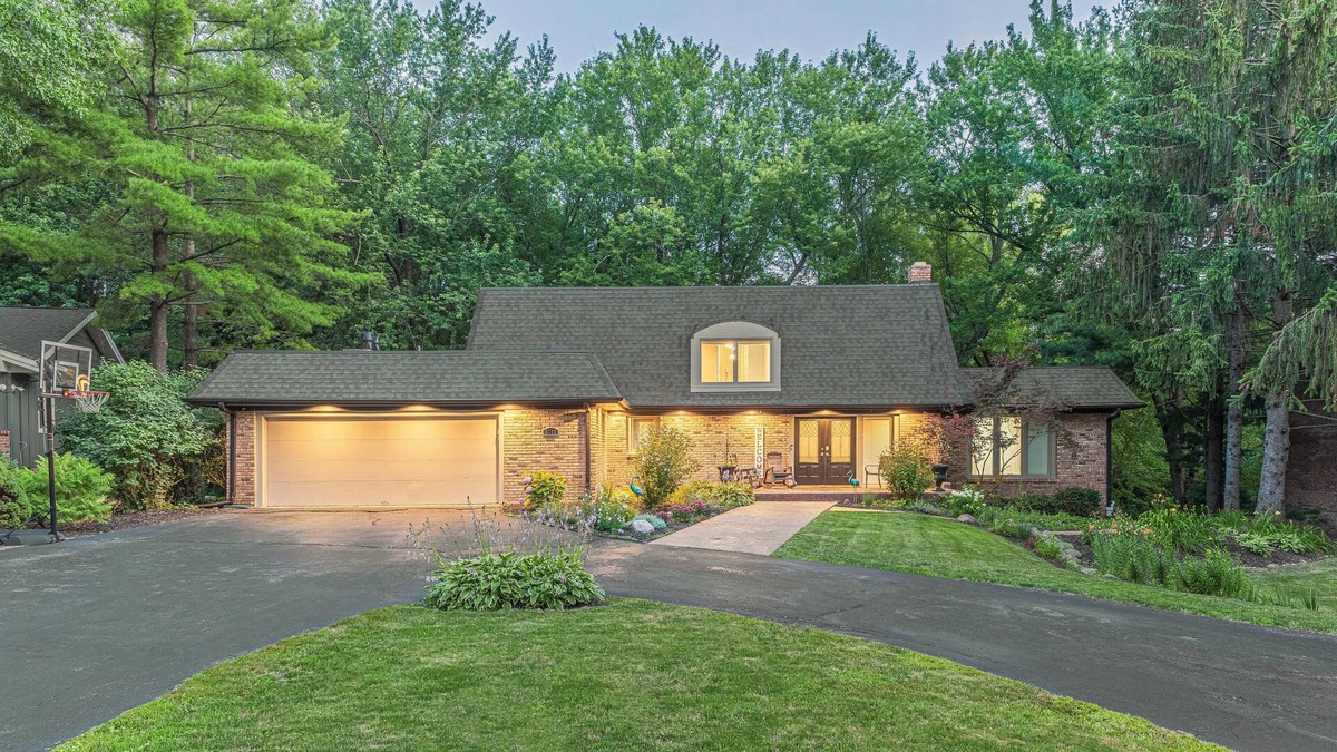 Rockford House | large family home, hot-tub, sauna, quiet and safe area, close to everything!