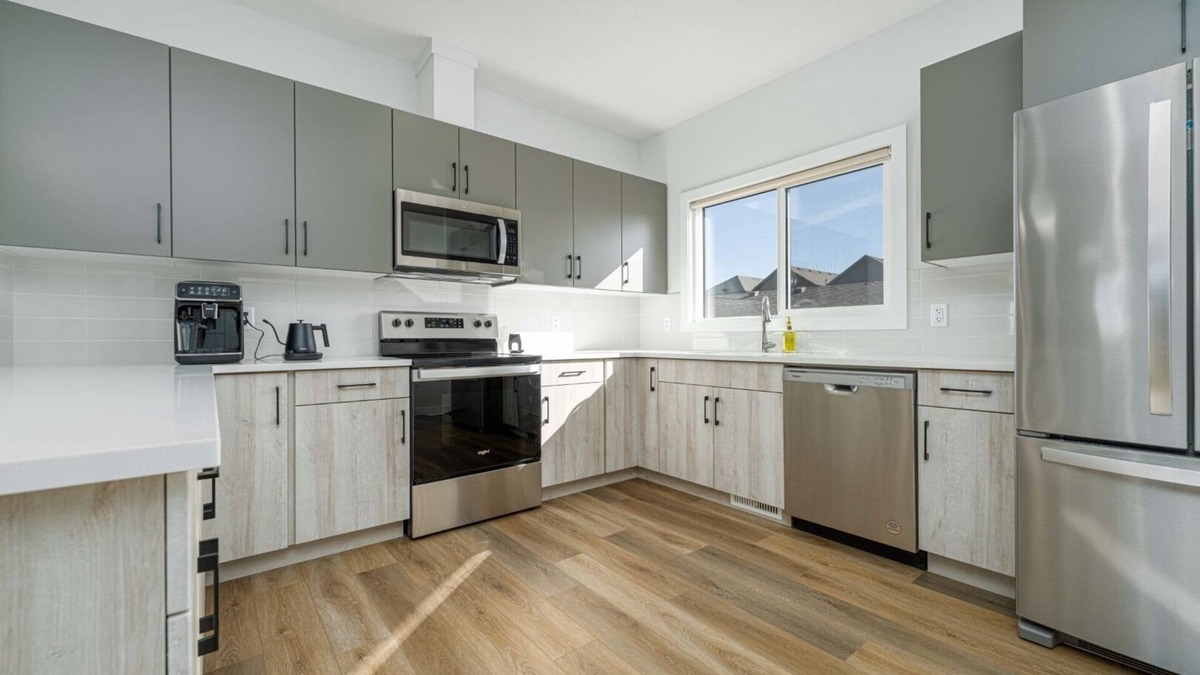 St. Albert House | Large family home in St Albert sleeps 10, EV rental available, 15min to WEM
